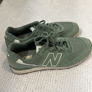 New Balance green suede sneakers - size 8